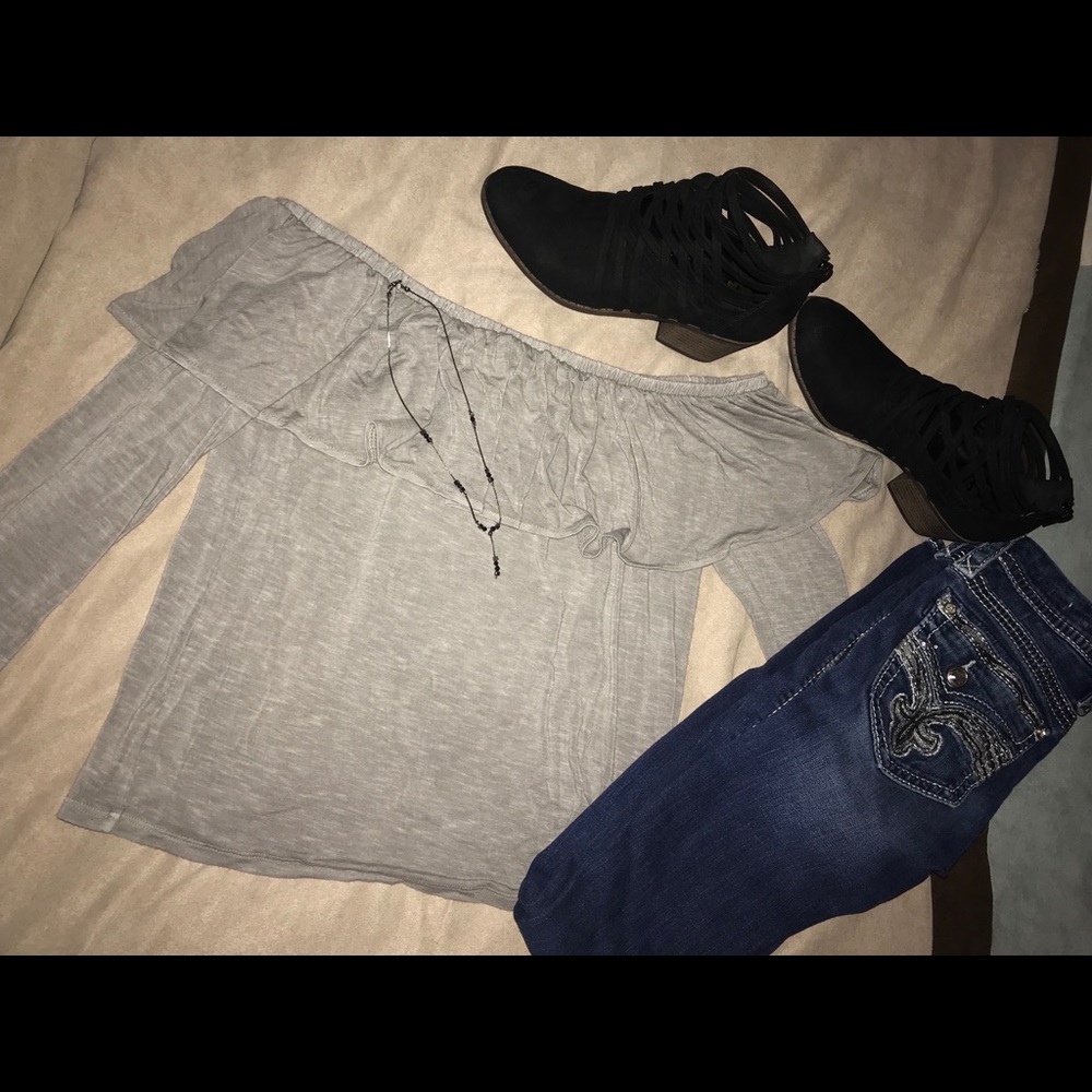 Off the shoulder 3/4 sleeve shirt